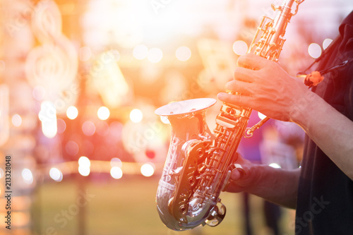 Obrazy saksofon  miedzynarodowy-dzien-jazzu-i-festiwal-world-jazz-saksofon-instrument-muzyczny-grany-przez-saksofoniste
