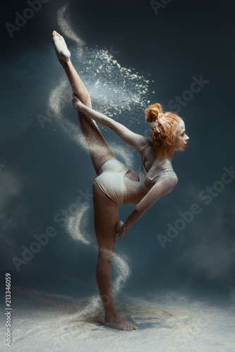  Naklejka baletnica   fototapeta-na-wymiar-koncepcja-tanca-w-mace-rudowlosa-sliczna-dziewczyna-dorosla-kobieta