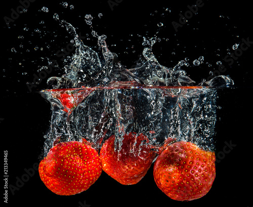  Fototapeta kuchenna owoce w wodzie   truskawki-owoce-splash-w-wodzie