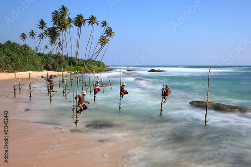 Cuadros en Lienzo Die Stelzenfischer von Sri Lanka am Strand von Koggala