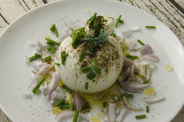 Canvas Print - Burrata, ciboulette, oignon et huile sur une assiette