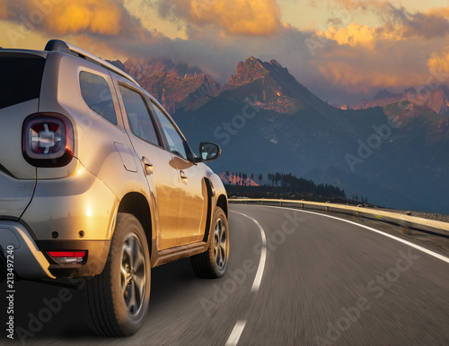 Fotografía modern SUV on the bend of a mountain road