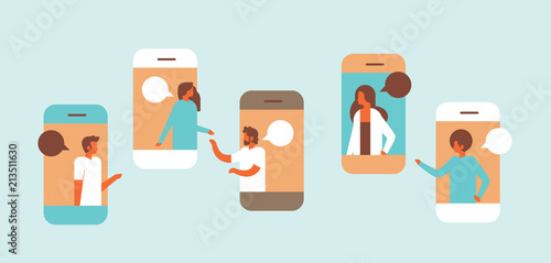 Fotografía smartphone chat bubbles mobile application communicating speech dialogue man wom