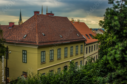 Photo old medieval city roofs of many small buildings from above in evening time