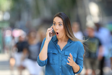 Poster - Amazed woman receiving news on phone