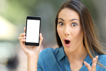 Poster - Amazed woman showing a blank smart phone screen