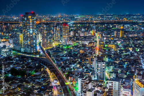 Zdjęcie XXL Asia Biznesowa koncepcja dla nieruchomości i korporacyjnych budów - panoramiczny widok na panoramę miejskiego miasta pod niebo w półmroku i neonową noc w tokio, Japonia