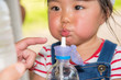 © shirohige - 水分補給をする子供