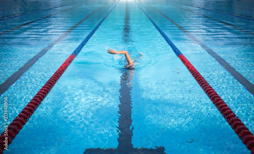 Fotografía one man swimming on swimming pool lane
