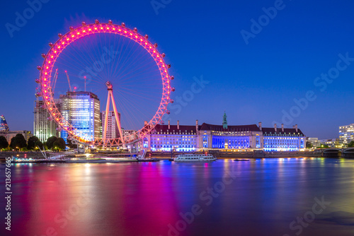 Fotomural riverbank of thames river in london