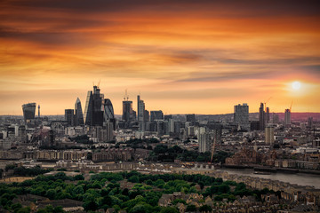 Fototapete - Sommerlicher, bewölkter Sonnenuntergang über der City und Skyline von London, Großbritannien