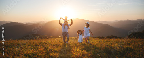 Cuadros en Lienzo Happy family: mother, father, children son and daughter on sunset