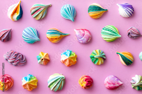 Fotografía Colorful little meringue cakes on a pink pastel background