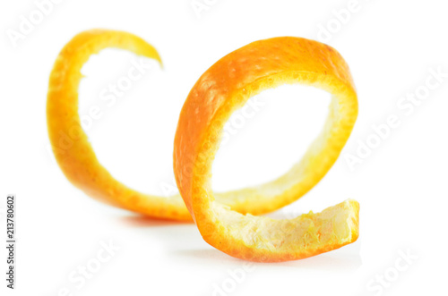 Fotografía Peeled spiral orange skin isolated