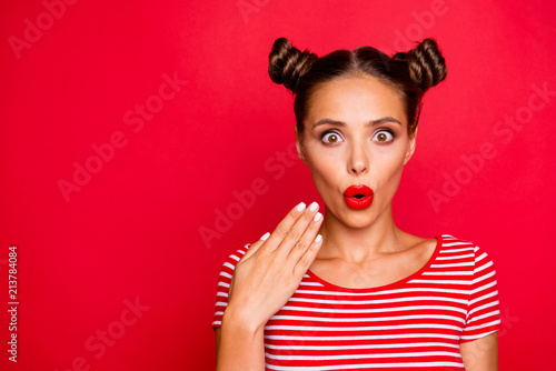 Fotografía Portrait of shocked impressed woman with unexpected reaction gesturing palm look