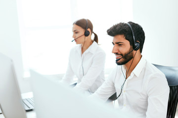 Contact Center Agent Consulting Customers Online