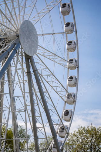 Foto Ferris wheel in the city park of attractions