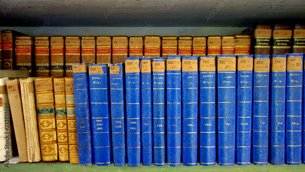 Regał ze starymi, prawniczymi książkami - encyklopedia wiedzy - obrazy, fototapety, plakaty 