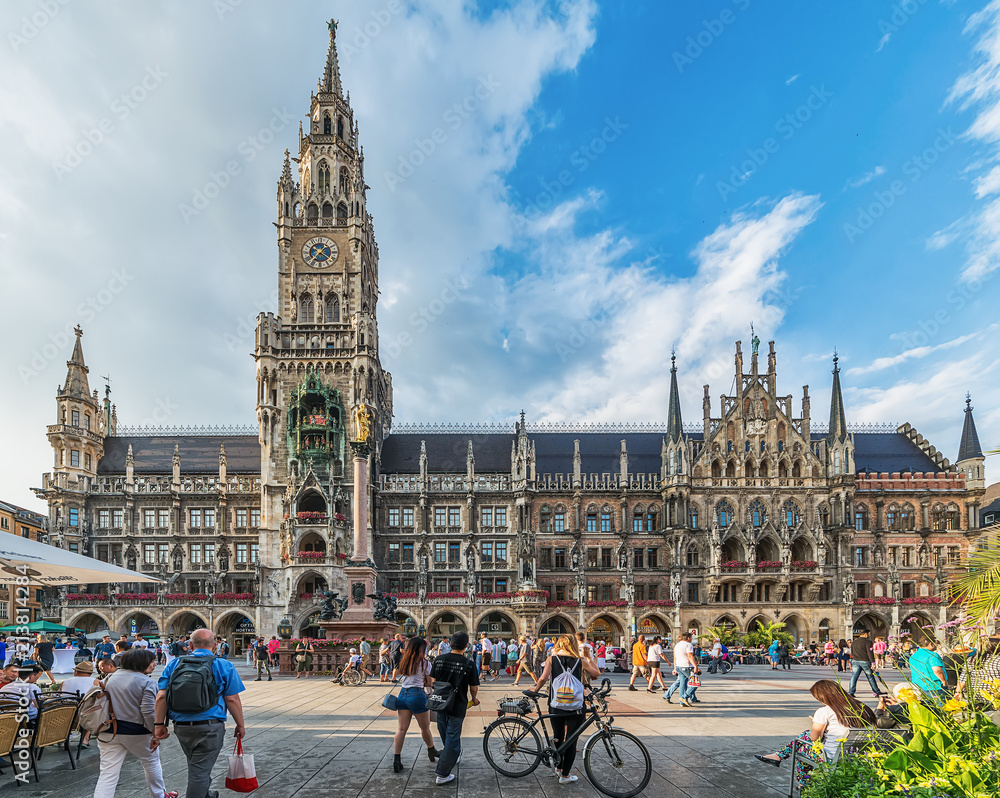 Munich, Germany June 09, 2018: New Town Hall at Marienplatz Square in Munich, Bavaria, Germany - obrazy, fototapety, plakaty 