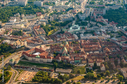 Plakat widok z lotu ptaka z warszawy dziedzictwa unesco starego miasta i zamku