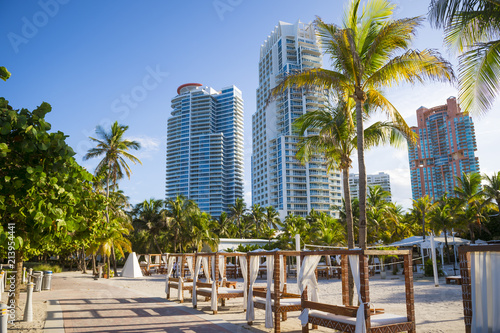 Cuadros en Lienzo Bright scenic evening view of the South Beach skyline from the beachside boardwa