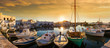 Panoramablick auf den Hafen von Naousa mit den zahlreichen Bars und Restaurants auf der Kykladeninsel Paros bei Sonnenuntergang, Griechenland