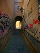 kleine gasse in augsburg mit grafitti