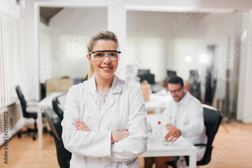 Fotomural Portrait of female scientist in protective eyewear.