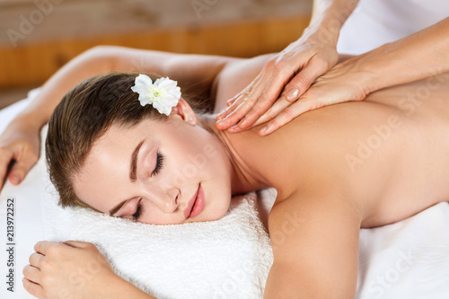 Beautiful woman lying on massage table and enjoying massage. Lerretsbilde