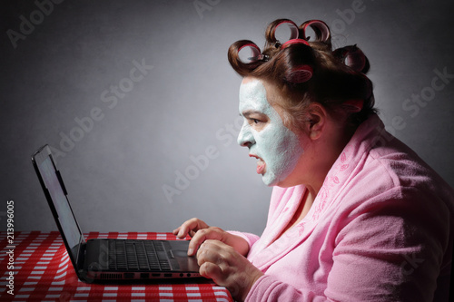Téléchargement gratuit Images Femme Ronde Drole En Peignoir Et Bigoudis Devant Son Ordinateur actualisé par
