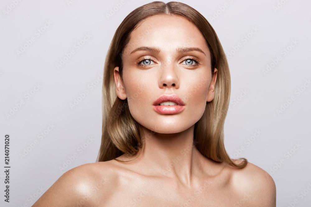 Beauty portrait of model with natural make-up. Fashion shiny highlighter on skin, sexy gloss lips make-up - obrazy, fototapety, plakaty 