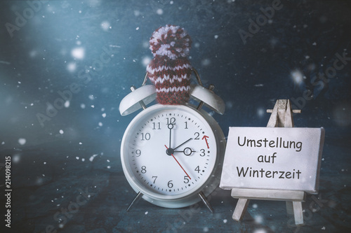 Umstellung der Uhren auf Winterzeit, Erinnerung ans Uhren umstellen  Stock-Foto | Adobe Stock