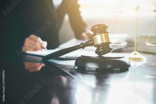 Fotografía Judge gavel with Justice lawyers having team meeting at law firm in background
