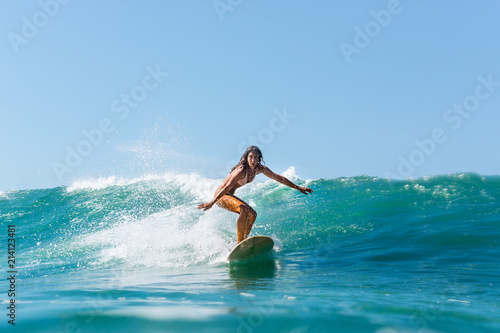 Obrazy Surfing  piekna-mloda-dziewczyna-brunetka-w-bikini-fala-jezdzic-stroj-kapielowy-sportowa-surferka-surfujaca-w