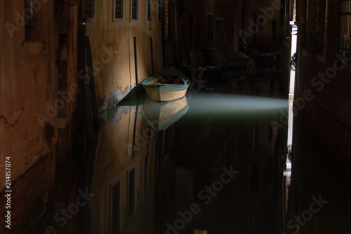 Plakat Wenecja. Stara łódź z odbiciem
