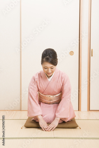 着物を着てお辞儀をする女性 Stock Photo Adobe Stock