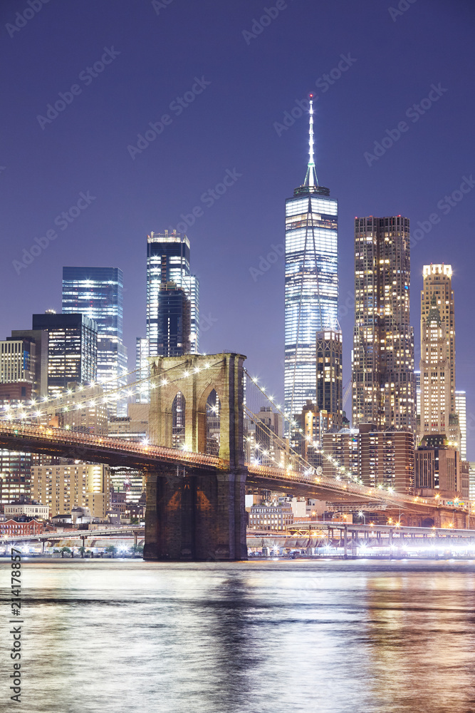 Brooklyn Bridge and Manhattan skyline at night, New York City, USA. - obrazy, fototapety, plakaty 