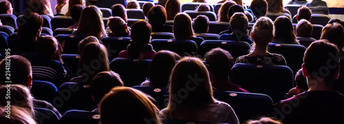 Cuadros en Lienzo People in the auditorium watching the performance