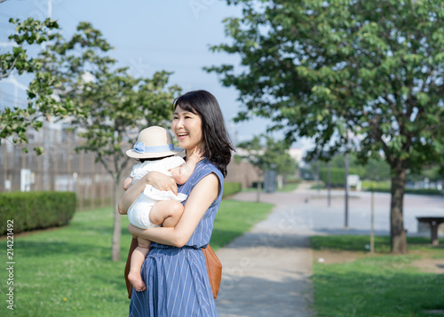 赤ちゃん お散歩 夏 Adobe Stock でこのストック画像を購入して 類似の画像をさらに検索 Adobe Stock