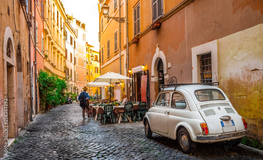 Przytulna ulica w Trastevere, Rzym, Europa. Atrakcja turystyczna Rzymu - obrazy, fototapety, plakaty 