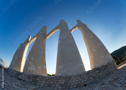 Fotografie, Obraz a monument devoted to the Souliotisses who in 1803 committed suicide by jumping
