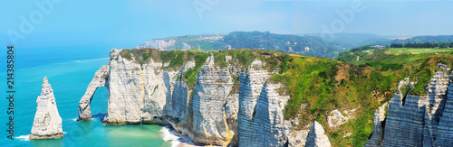 Fotografía Picturesque panoramic landscape on the cliffs of Etretat