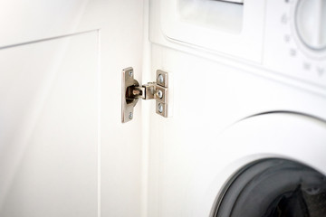 Hinge Kitchen assembled on white doors, steel.