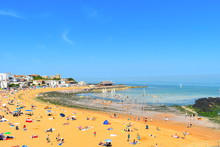 Tourists On Their Summer Holidays. Viking Beach In The Coastal Town Of Broadstairs, Kent County Gets Really Busy During The Summer School Holidays. Broadstairs, Kent, UK