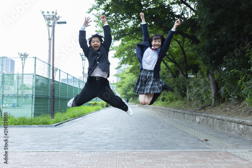 ジャンプする中学生 Stock 写真 Adobe Stock ジャンプする中学生 Stock 写真 Adobe Stock