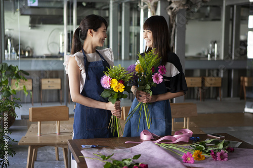 フラワーアレンジメント教室で楽しそうに花束を作る女性二人 Stock 写真 Adobe Stock