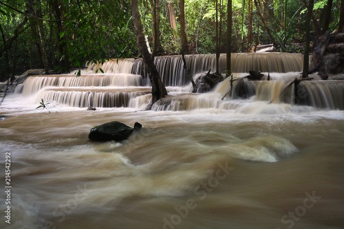 Foto A beautiful view of Huay Mae khamin waterfall at Kanchanaburi province in Thailand