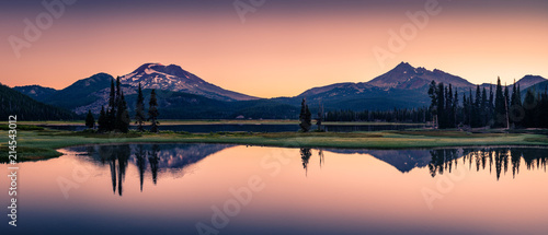 Fotografía Sparks Lake in Central Oregon Cascade Lakes Highway, a popular outdoors vacation