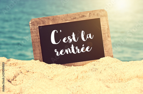 Fotomural C'est la rentrée (meaning Back to school in French) written on a vintage chalkbo