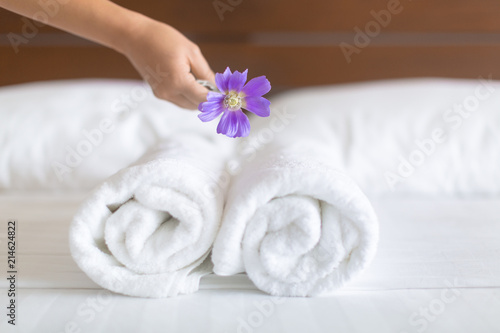 Fotomural Housekeeper putting together a room for the guests
